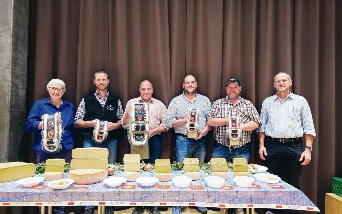 Die Kategoriensieger Käthy Gwerder, Oskar Pfyl, Michael Gwerder, Christian Föhn, Peter Betschart und Othmar Schelbert, Präsident des Alpwirtschaftlichen Vereins des Kantons Schwyz (v. l.).