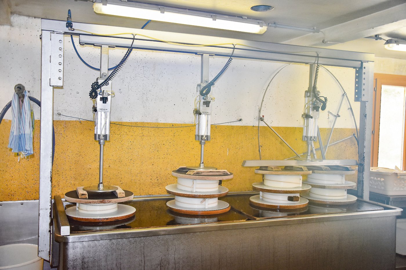 Es werden immer noch sieben bis acht Käse am Tag hergestellt. Am Anfang des Sommers waren es allerdings zehn und mehr.
