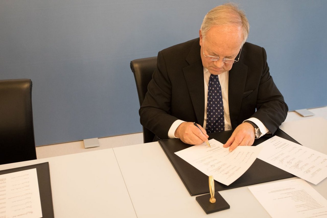 Bundesrat Schneider-Ammann unterzeichnet den neuen Vertrag.