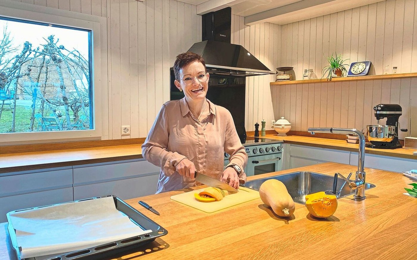 Rahel Brütsch kocht täglich für bis zu 13 Personen. Die Mahlzeiten lange im Voraus zu planen, hat sich nicht bewährt. Daher setzt sie auf eine gut gefüllte Vorratskammer.  