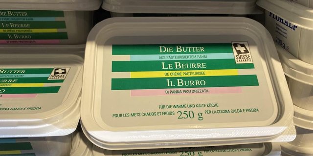 So sollte es sein: Suisse-Garantie-Label und 100 Prozent Schweizer Butter. (Bild lja)