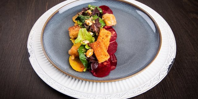 Panierter Milchziger mit Apfelchutney auf einem Salat à la Barbara. (Bild Ueli Christoffel/SRF)