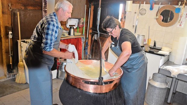 Fritz und Heidi Zurbrügg auf der Alp Egg am Käsen: Heute gibt es Mutschli.