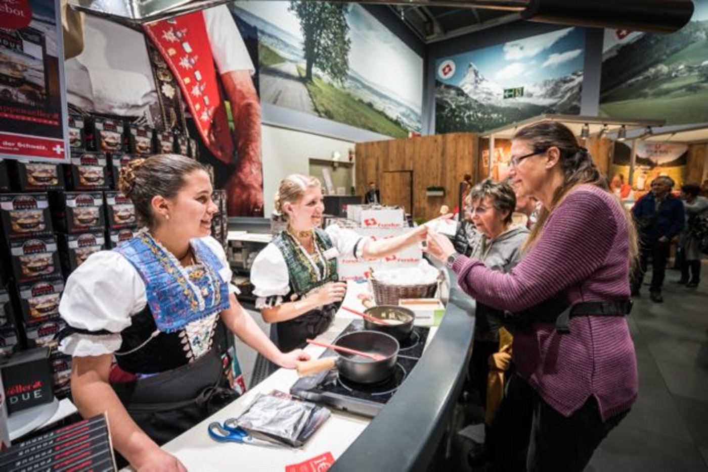 Fonduedegustation beim Appenzeller Stand im Schweizer Pavillon.