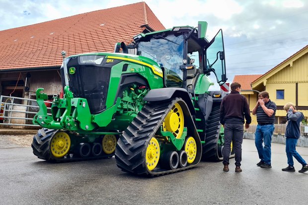 Neue John-Deere-Grosstraktoren 8RX, 8R, 7R und 6M fahren in der Schweiz auf John-Deere 8RX 370 Raupentraktor in Pierrafortscha FR. (Bild: «die grüne» / Beat Schmid)