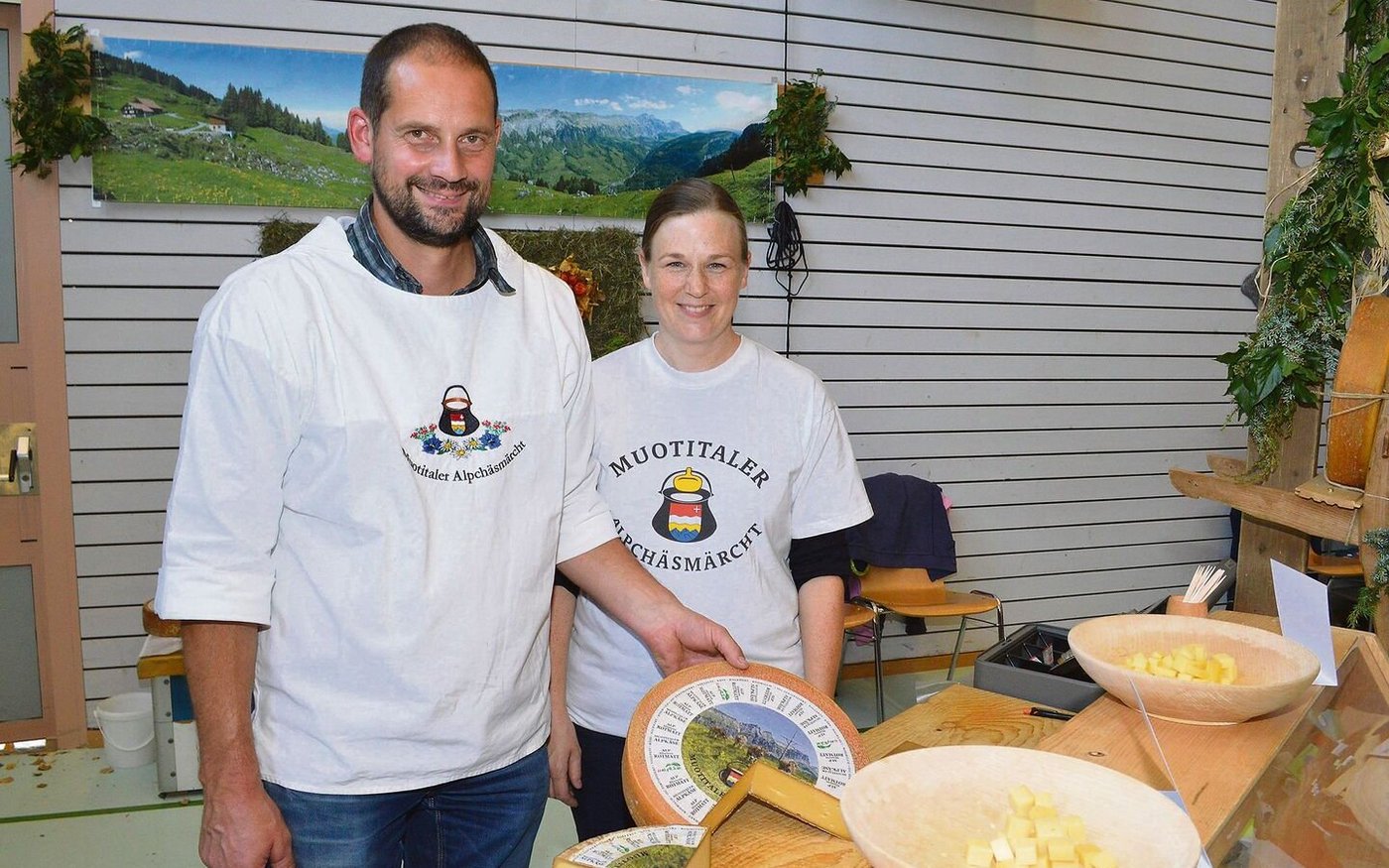 Sebastian und Manuela Betschart verkauften mit 16 weiteren Alpkäsern ihre Produkte erfolgreich.