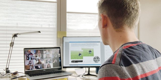 Viele haben genug vom Unterricht vor dem Bildschirm und würden lieber wieder die Schulbank drücken.(Bild gif)