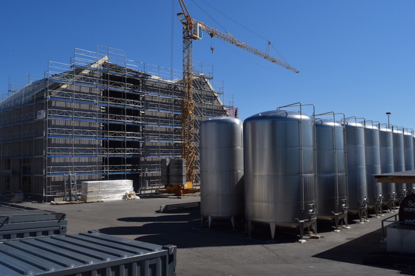 Die 30 Chromstahltanks sollen in das neue Gebäude links im Bild eingehaust werden. (Bild sgi)