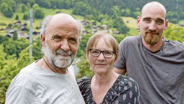 Zwei Generationen, ein Projekt: Vater Irénée, Mutter Gaby und Sohn Benjamin Dubosson aus Troistorrents im Unterwallis. (Bilder Max Hugelshofer, Schweizer Berghilfe)