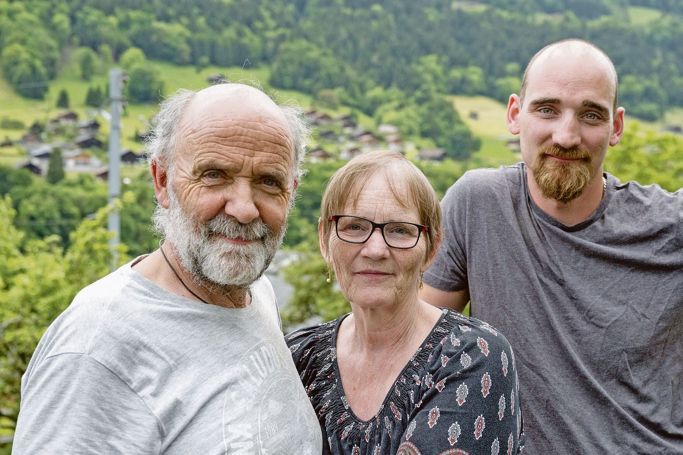 Zwei Generationen, ein Projekt: Vater Irénée, Mutter Gaby und Sohn Benjamin Dubosson aus Troistorrents im Unterwallis. (Bilder Max Hugelshofer, Schweizer Berghilfe)