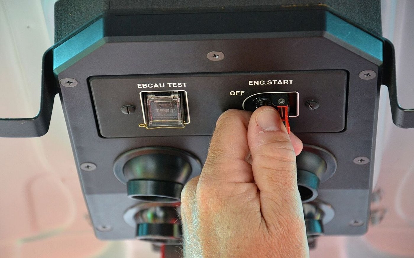 «Engine Start»: Pilot Bruno Bhend uns seine Crew sind bereit für den Contadino-Einsatz.