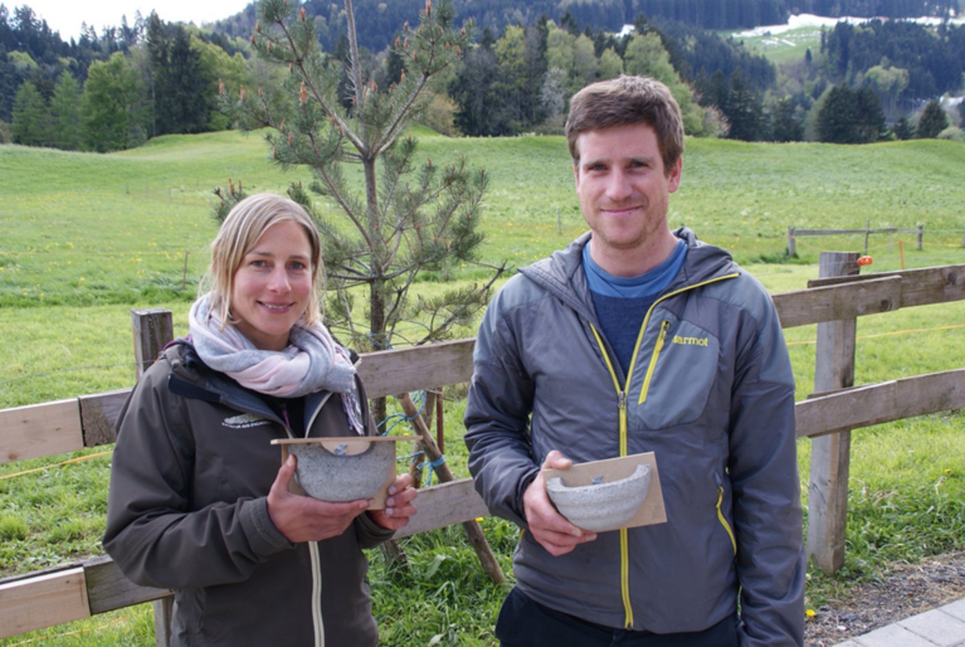 Monika Jung (ARNAL AG) und Pirmin Reichmuth (Kt. Appenzell Innerrhoden) mit Kunstnestern für Mehl- und Rauchschwalben. (Bild Michael Götz)