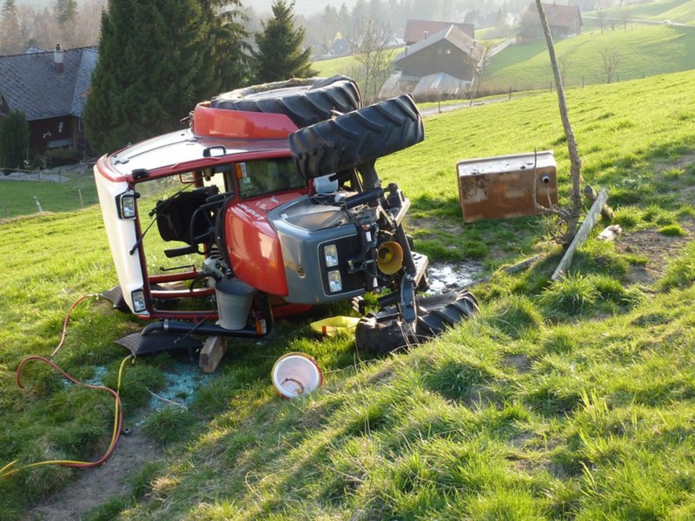 Seit einigen Jahren kommt es zu 30 bis 40 tödlichen Unfällen in der Landwirtschaft pro Jahr. Im Bild ein Unfall im Jahr 2012 im Kanton St. Gallen. (Kantonspolizei St. Gallen)