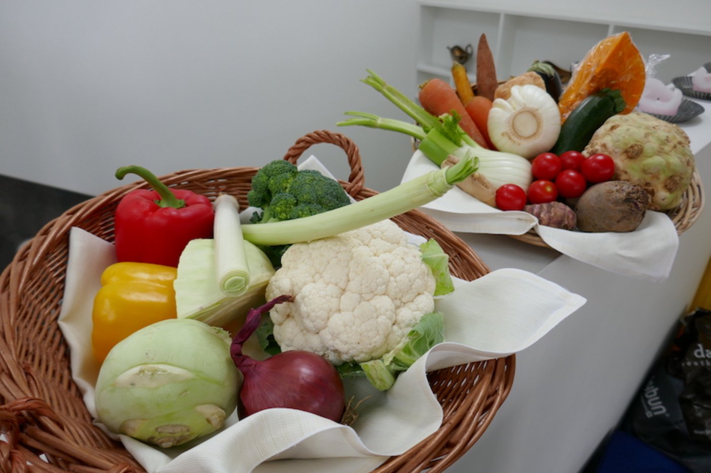 Die falsche Lagerung ist ein grosser Vitaminkiller, frisches Gemüse deshalb möglichst sofort verwenden oder tiefkühlen. Auch im Kühlschrank sinkt der Vitamingehalt mit der Lagerdauer. (Bilder Monika Neidhart)