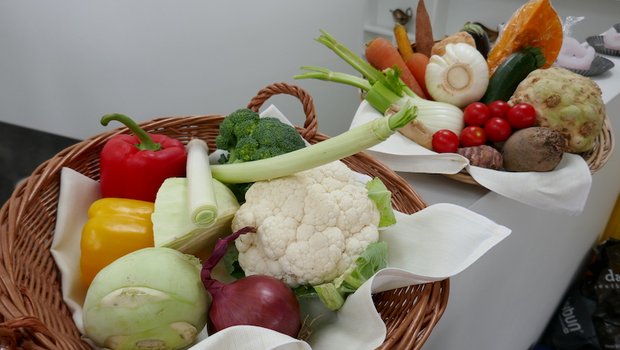 Die falsche Lagerung ist ein grosser Vitaminkiller, frisches Gemüse deshalb möglichst sofort verwenden oder tiefkühlen. Auch im Kühlschrank sinkt der Vitamingehalt mit der Lagerdauer. (Bilder Monika Neidhart)