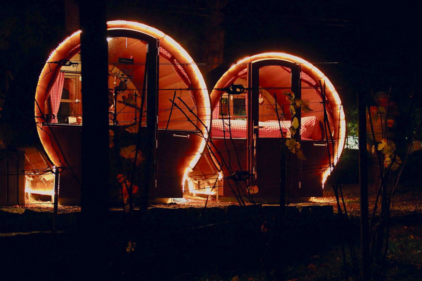 Die beleuchteten Schlaf-Fässer in der Bündner Herrschaft sind ein toller Anblick. (Bild Micheles-Photographie, Chur)