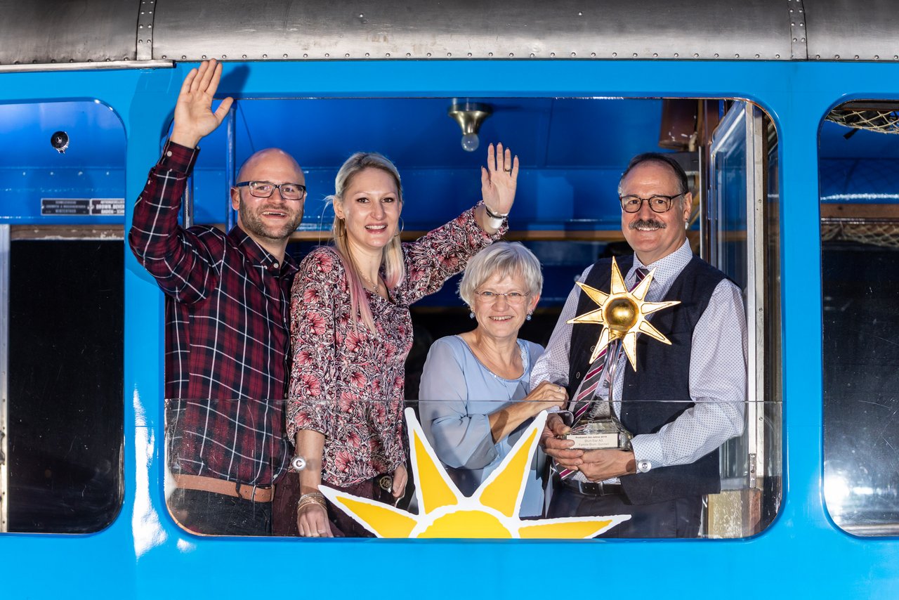 Anlässlich des Dankeschön-Tags der Migros Luzern haben Adrian, Tanja, Romy und Paul Blum aus Gunzwil (v. l. n. r.) die «Goldene Sonne» als «Aus der Region. Für die Region.»-Produzenten des Jahres erhalten. (Bild zVg)