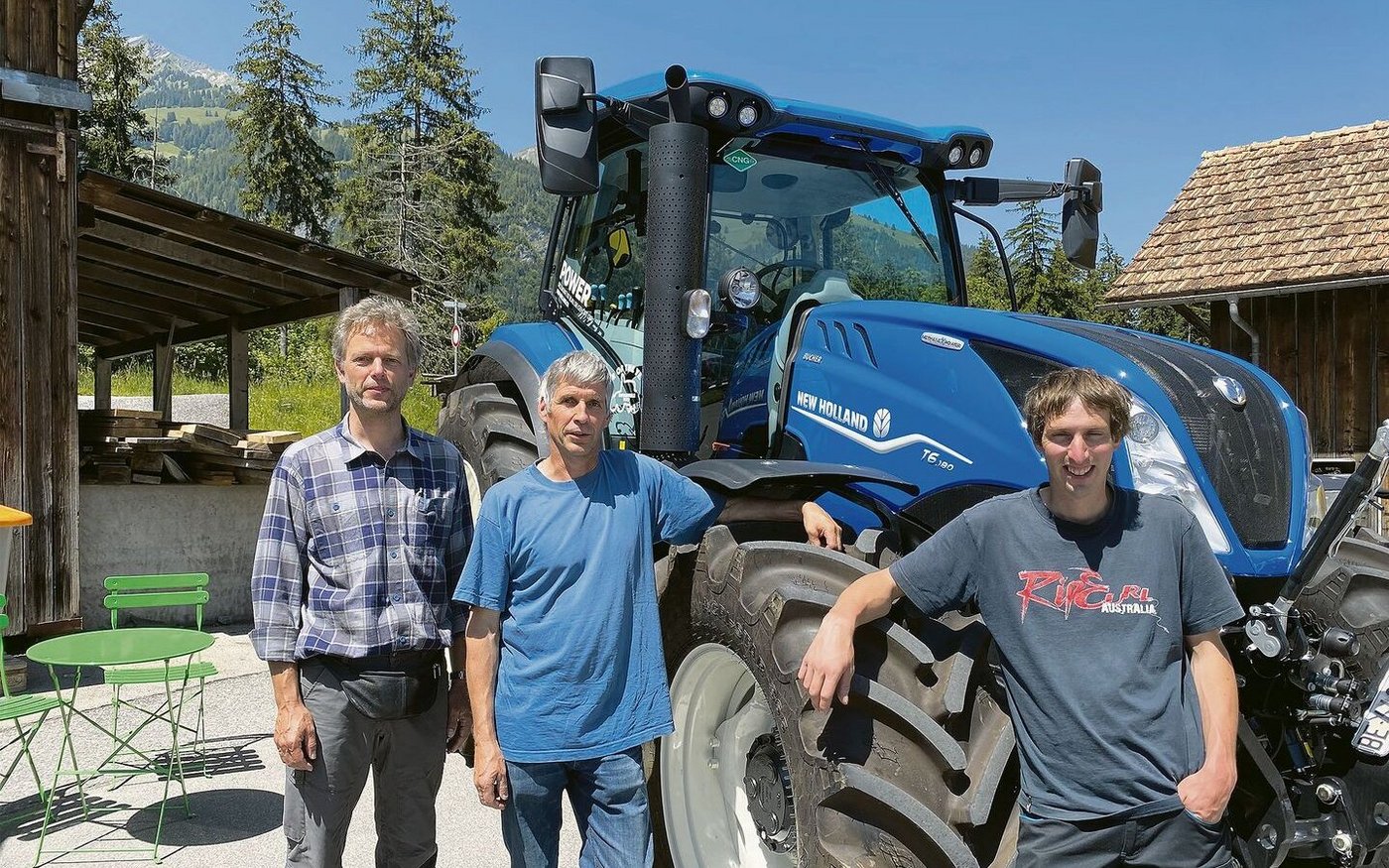 Die Köpfe hinter der ersten und bislang einzigen öffentlichen Biogas-Tankstelle der Schweiz: Samuel Moser, Niklaus Hari und Pius Allenbach von der Biogasanlage Frutigland GmbH (v. l.).