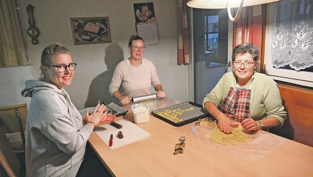 Käthi Dutly, Vera Perler und Ursula Dutly (v. r. n. l.) sind ein eingespieltes Team. Jedes Güetzi von den 100 Kilo wird sorgfältig und einzeln von Hand ausgestochen. 