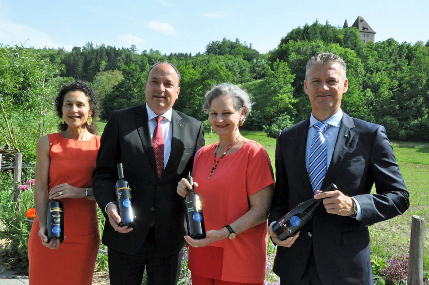 v.l.n.r. Vincenza Trivigno, Staatsschreiberin; Dr. Markus Dieth, Landstatthalter; Renata Siegrist-Bachmann, Grossratspräsidentin; Roland Michel, Präsident Branchenverband Aargauer Wein