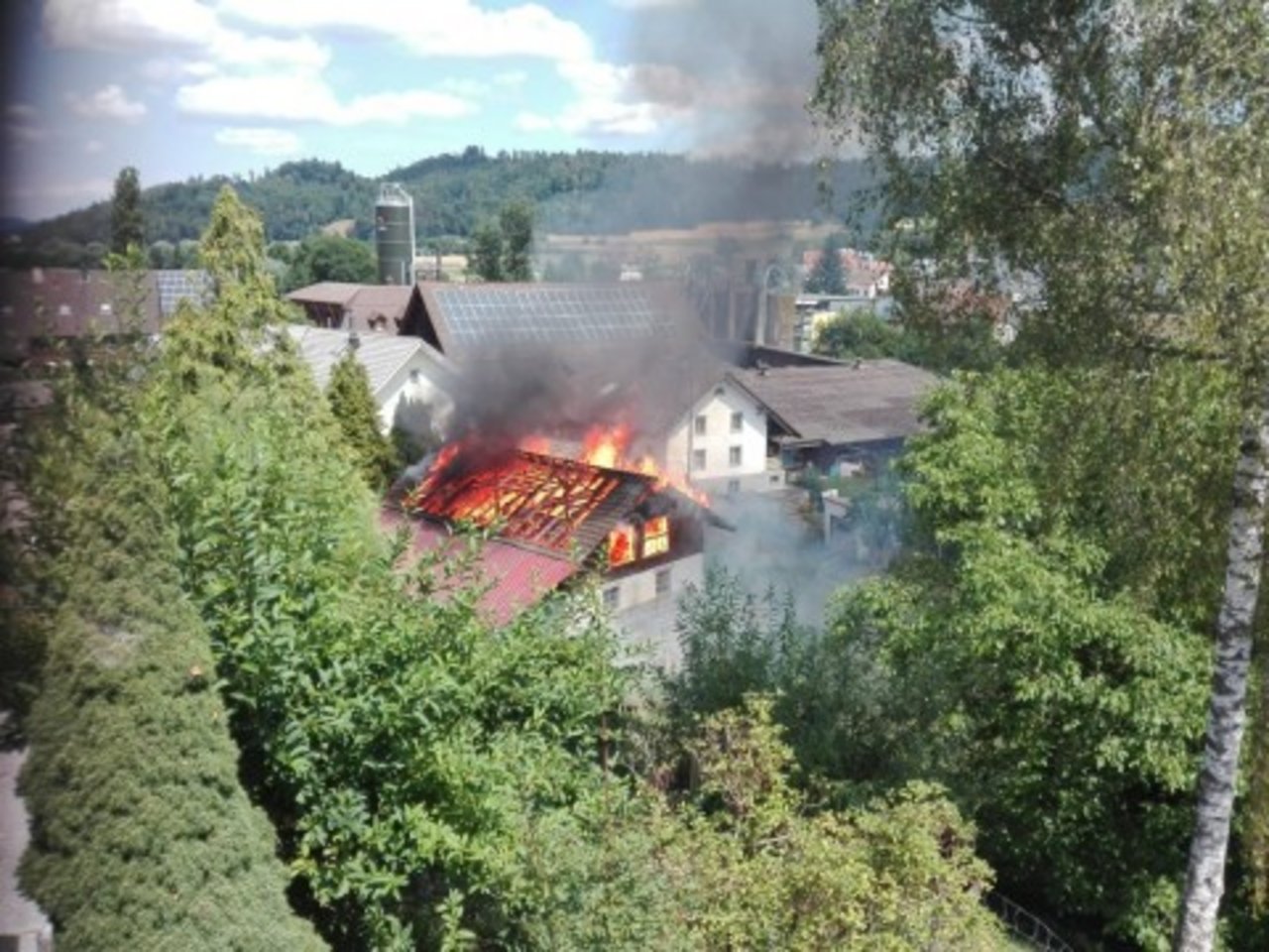 Das betroffene Gebäude ist von Wohnhäusern umgeben. (Bild Kantonspolizei Aargau)
