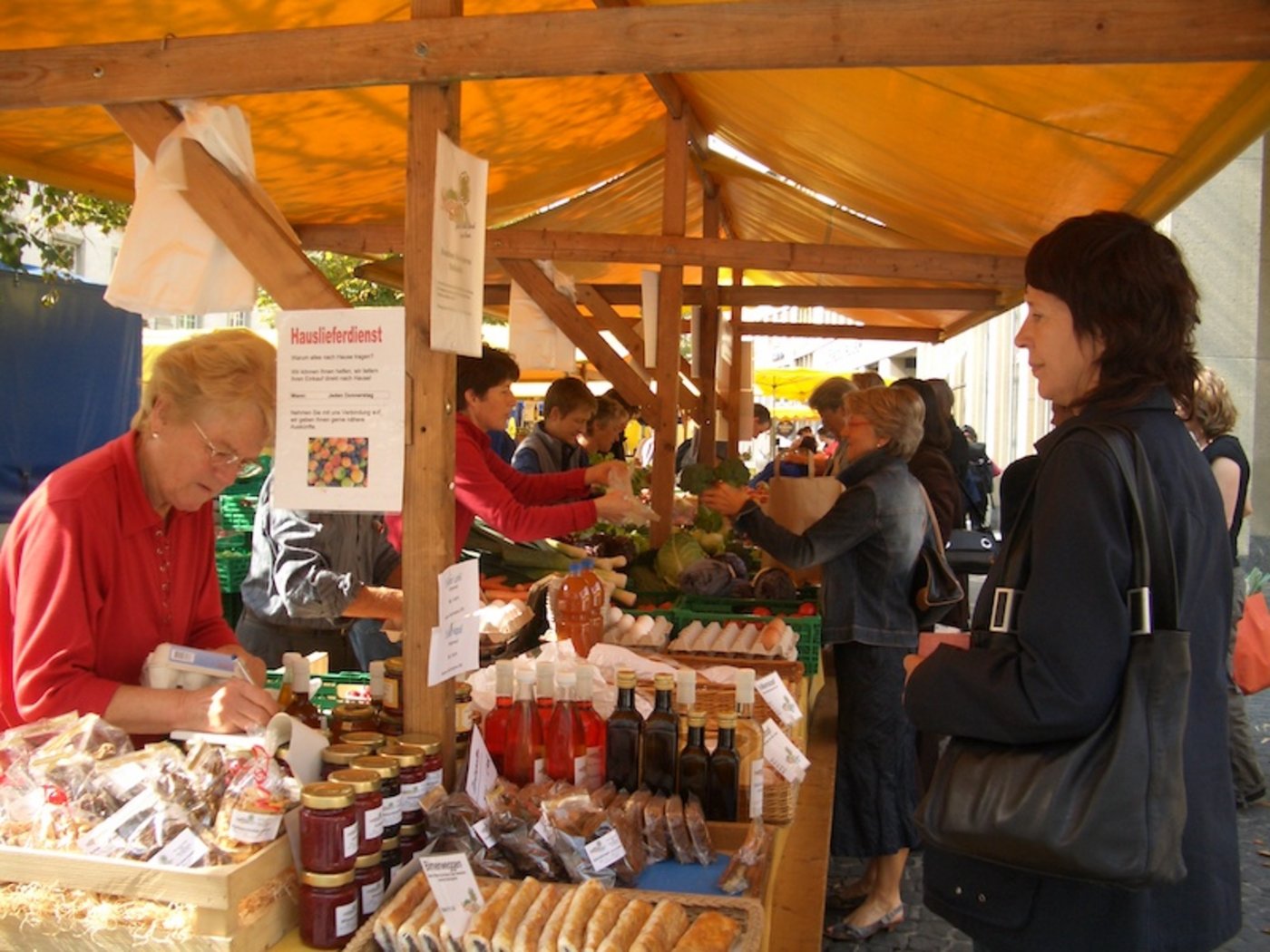 Ein schöner Marktstand lädt zum Kaufen ein. Damit sich die Arbeit aber lohnt, müssen die Produkte den richtigen Preis haben. Diesen festzulegen, bedeutet: Beobachten und genau rechnen. (Bild Agnes Schneider Wermelinger)