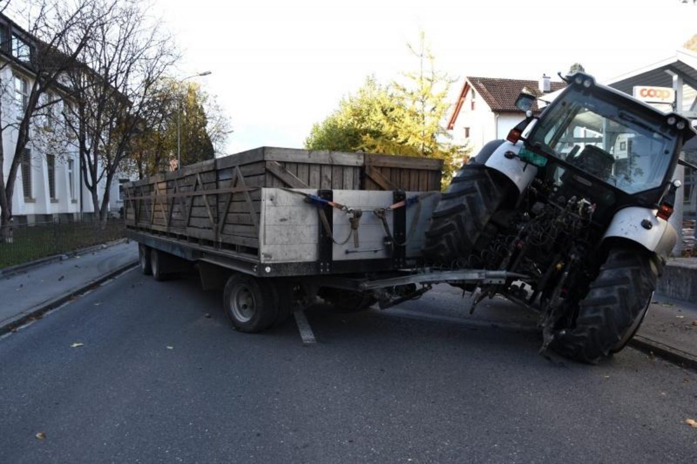 Der 20-Tonnen-schwere Anhänger schob sich gegen den Traktor. (Bild Kapo SG)