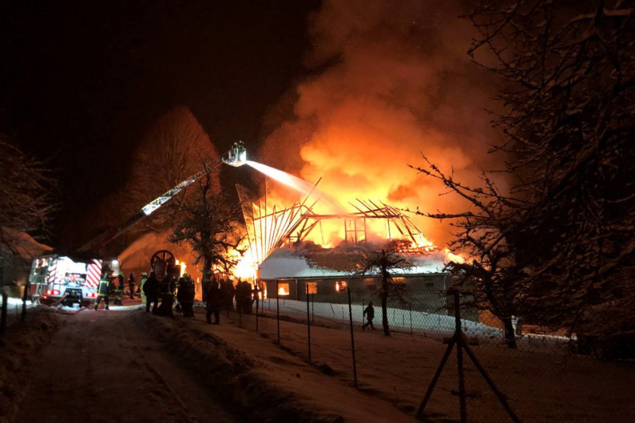 Den Angehörigen der Feuerwehren Region Sumiswald und Langenthal gelang es indes, den Brand unter Kontrolle zu bringen. (Bild: Kantonspolizei Bern)