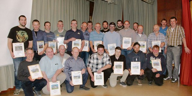 Die geehrten 100 000er-Züchter mit Roland Disler, Präsident von Braunvieh Luzern (r.), und Gast Andy Walser, Vizepräsident von Braunvieh Schweiz (2. v. r.). 