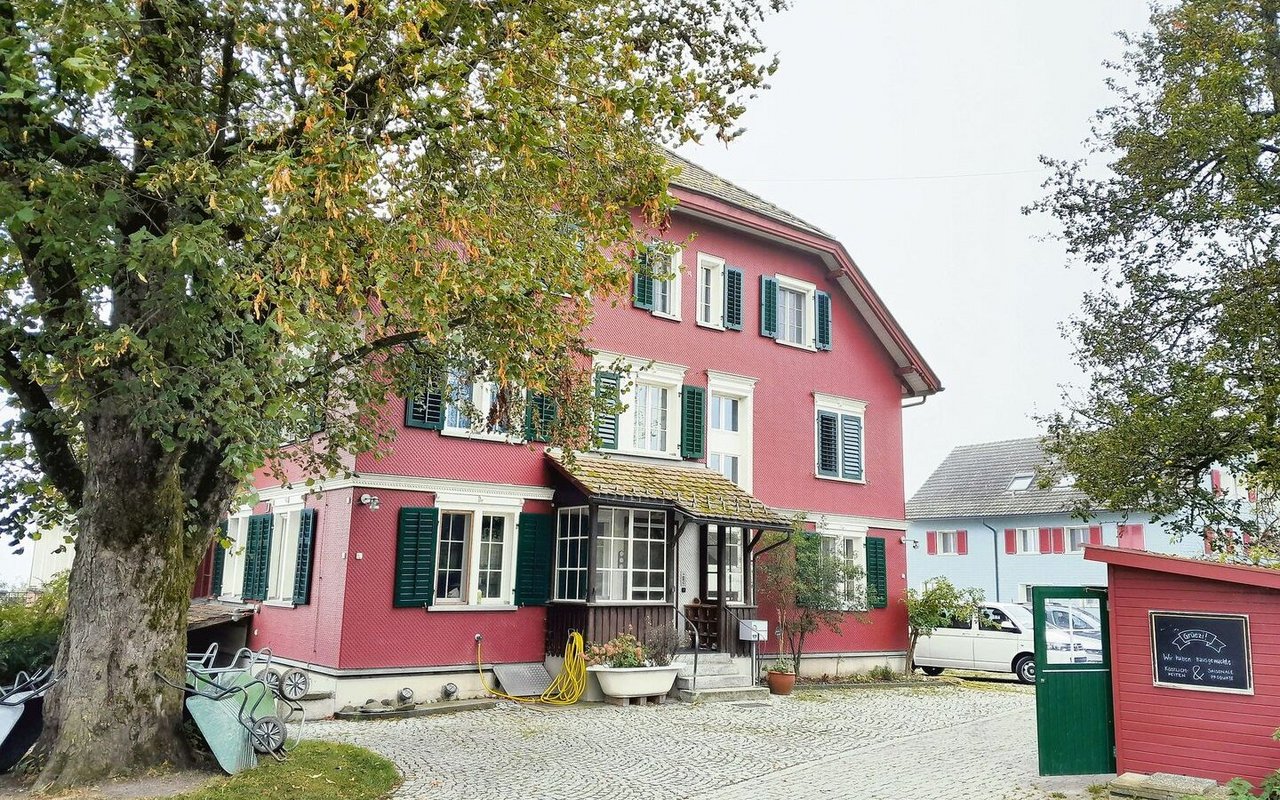 Der Hofberg, der frühere Landwirtschaftsbetrieb von Hanni Pestalozzis Familie, wird seit 1988 als therapeutische Wohngemeinschaft genutzt. 