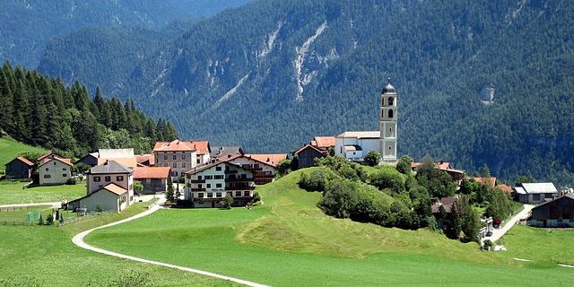 Mehr als einen Meter rutscht das Bündner Bergdorf in die Tiefe. (Bild Wikipedia)