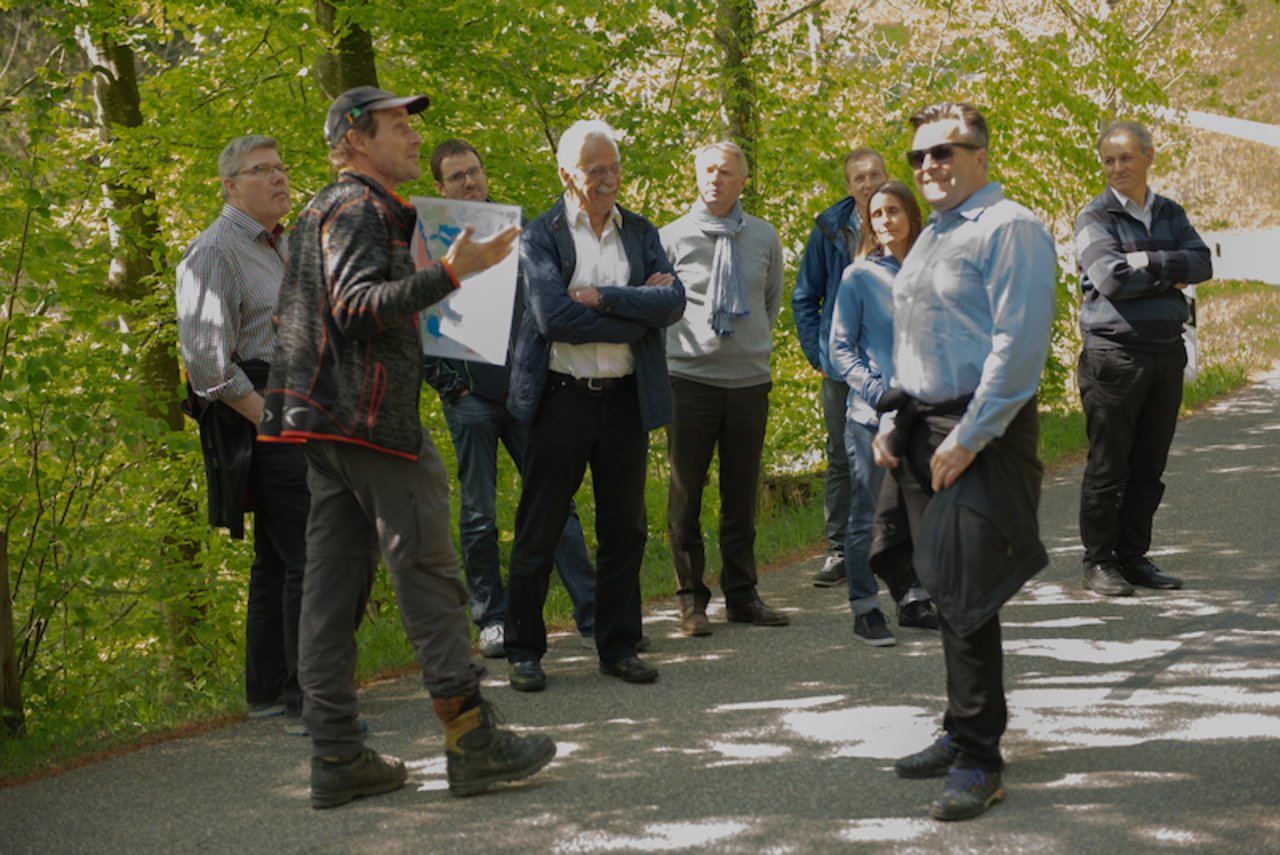 Der Vorstand und Gäste der GV liessen sich die Waldwirtschaft in Sternenberg ZH erklären. (Bild rae)