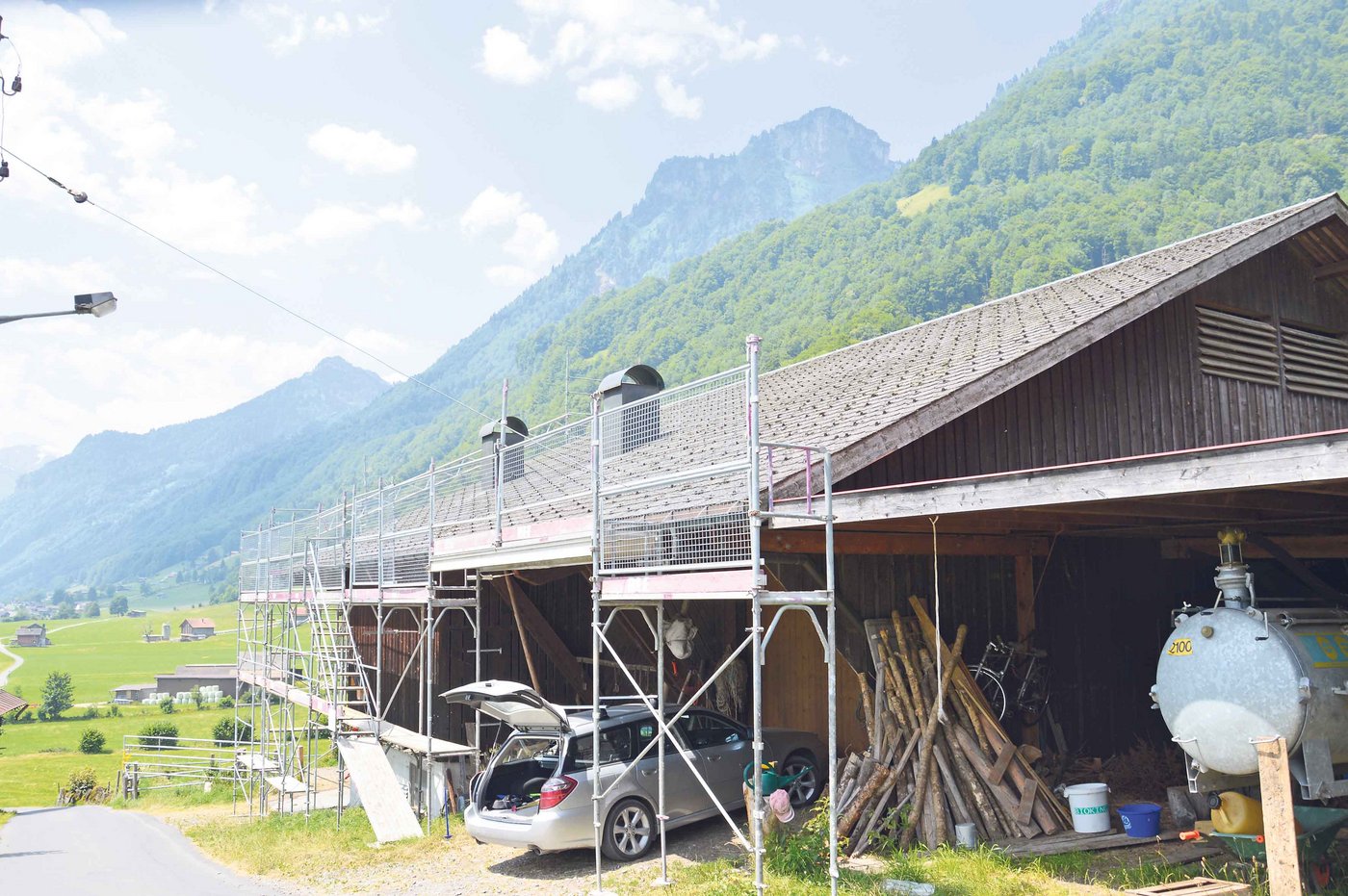 Auf Fridolin Luchsingers Betrieb oberhalb von Schwanden ist immer etwas los. Der Stall ist bereits eingerüstet. Jetzt muss nur noch die Photovoltaikanlage montiert werden.