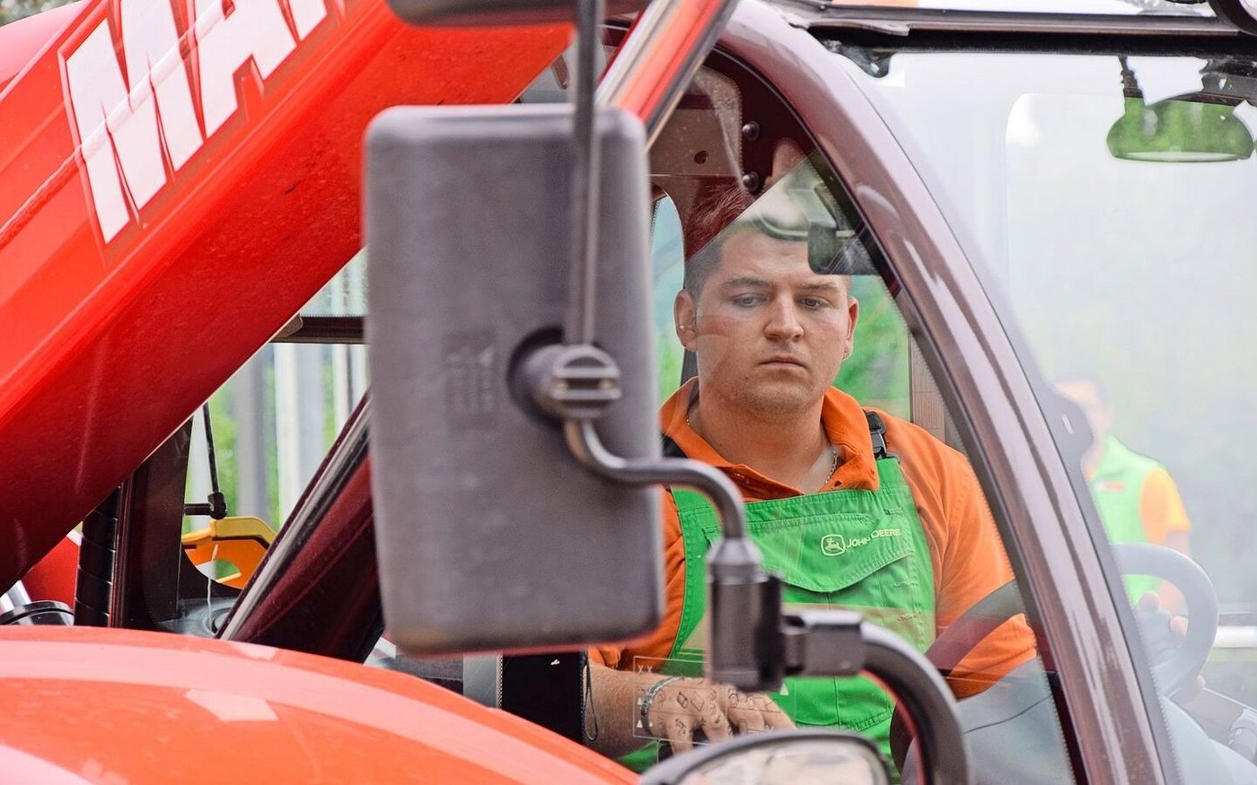 Mit voller Konzentration dabei: Praxisnähe soll auch in der revidierten Grundbildung zentral bleiben.