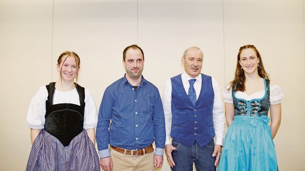 Der Präsident Werner Der Präsident Werner Walter (rechts) gibt das Präsidium an Daniel Schluep weiter. Umrahmt von den Ehrendamen Manon Christ (links) und Jana Wohlgemuth.