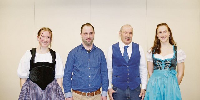 Der Präsident Werner Walter (rechts) gibt das Präsidium an Daniel Schluep weiter. Umrahmt von den Ehrendamen Manon Christ (links) und Jana Wohlgemuth.