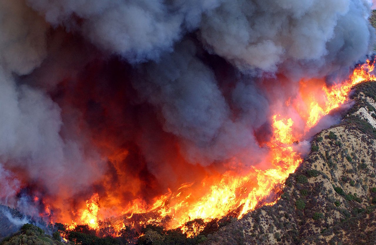 Waldbrand im kalifornischen Simi Valley (2003). Die Wahrscheinlichkeit für Waldbrände dürfte in den USA laut einer neuen Studie zunehmen. (Bild U.S. Air Force / Senior Master Sgt. Dennis W. Goff)