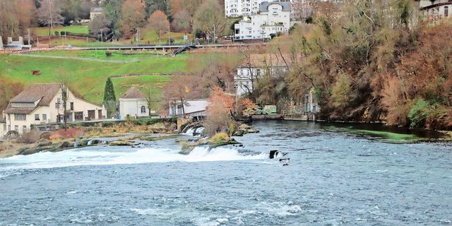 Das Wasserkraftwerk am Rheinfall auf der Neuhauser Seite besteht seit bald 75 Jahren und fällt kaum auf.