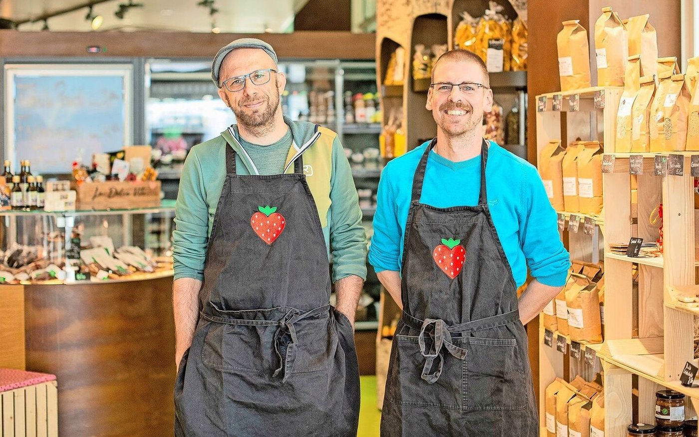 Daniel Bertschi (links), der Gründer, zusammen mit Fabian Gaier, dem Leiter des Lieferdienstes im Regiomarkt in Hochdorf. Die Optik des Ladens erinnert an einen Hofladen.