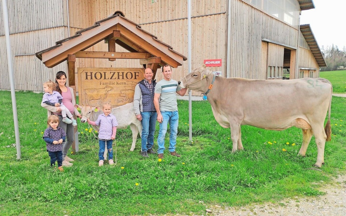 Monika Kern mit den Töchtern Linnea, Ladina und Alina mit Kalb Capri, Vater Armin Kern mit Betriebsleiter Christian Kern neben Holzhofs Bender Valencia (v. l.).
