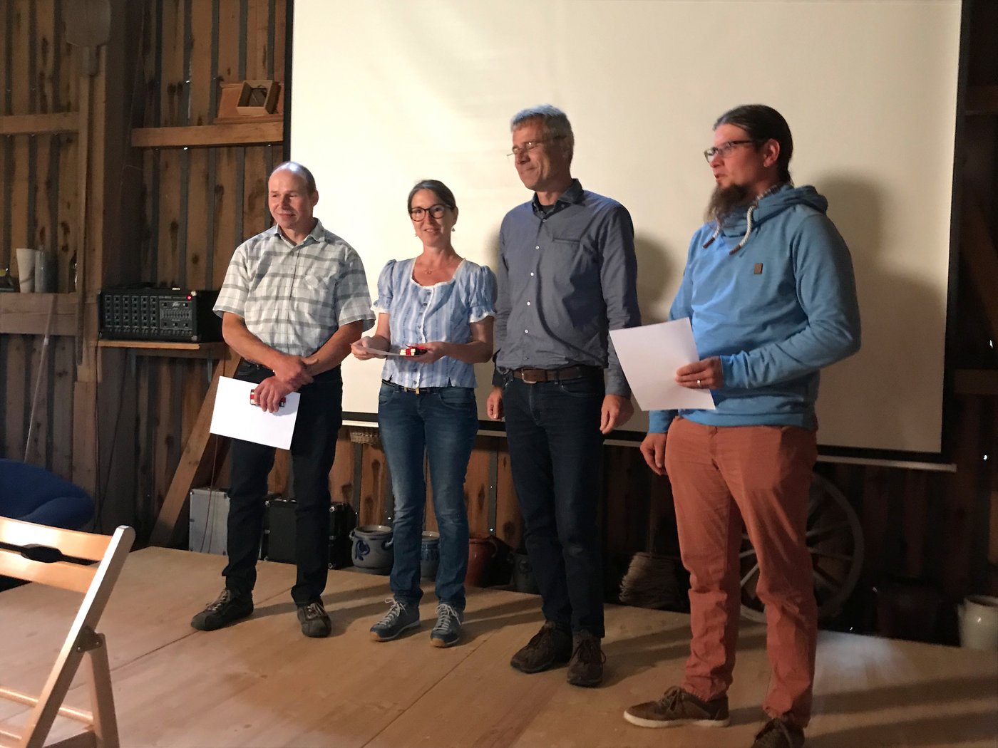 Die Sieger der Kategorie "Halbtrockenrasen": 1 Andrea und Ralph Hablützel, Dättlikon (Mitte), 2. Max Meier, Dättlikon (links) und 3. Sven Spitznagel, Weiach (rechts)