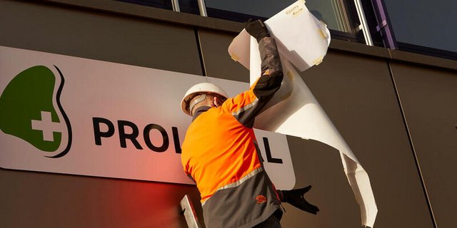 Ein Greenpeace-Aktivist überklebt das Proviande-Logo. (Bild zVg)