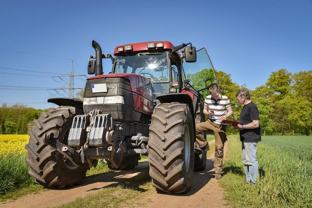 Die kleinsten Maschinen der Landwirtschaft: Welches Smartphone brauchen Sie? Die grösste und kleinsten Machine sind den Landwirten ihr wichtigstes Werkzeug. Die kleinen Smartphones begleiten Landwirtinnen und Landwirte im Stall und auf dem Acker. (Bild Fotolia)