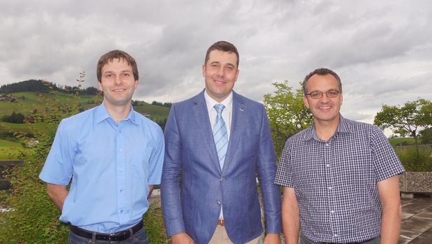 Präsident Josef Burri mit dem abtretenden Vorstandsmitglied Daniel Felder (links) und dem neu gewählten Beda Estermann (rechts) anlässlich der GV in Entlebuch. (Bild Samuel Brunner)