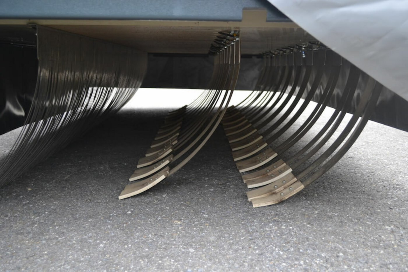 Über die Applikatoren fliessen 4'000 bis 7'000 Volt in die Erde. (Bild jsc)