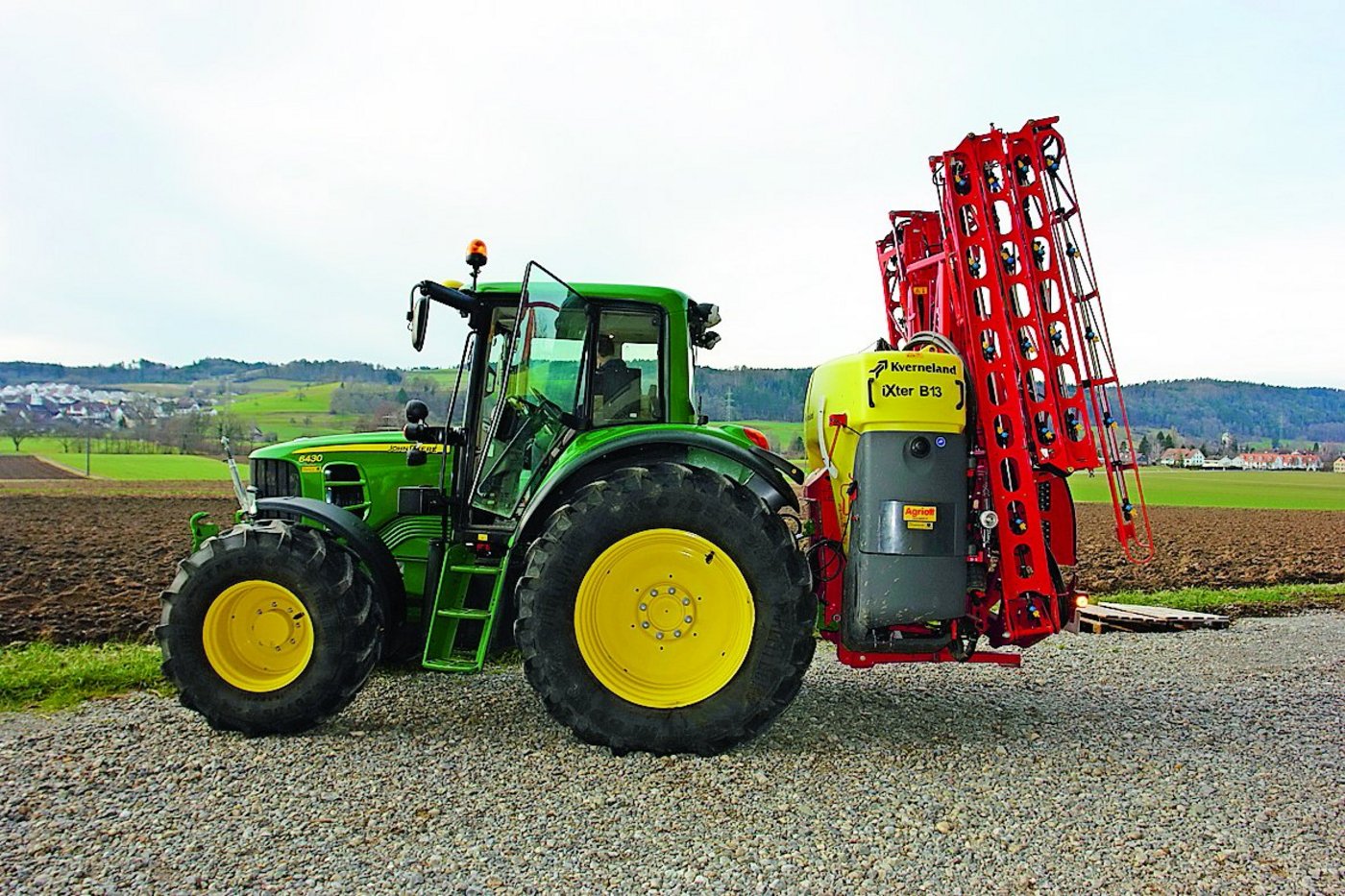 <p class="Bildlegende_Bildlegende_x05">Kverneland iXter B 13 mit 21 Metern Arbeitsbreite und einem 1300-Liter-Spritztank. Die Reinigung der Spritze erfolgt vollautomatisch. (Bild: Katharina Scheuner)</p>