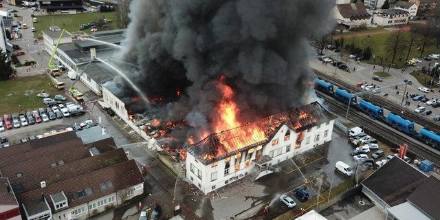 Eine meterhohe, schwarze Rauchwolke stieg am 3. März 2021 aus der Bührer Traktorenfabrik. (Bild Kapo Zürich)