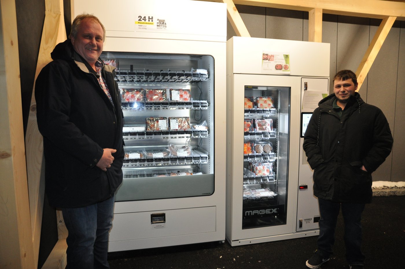 Betriebsleiter Wolf-Dietrich Henkel )links) und Produktionsleiter Kevin Moser vor den Fleischautomaten, der jeden Tag aufgefüllt werden muss.