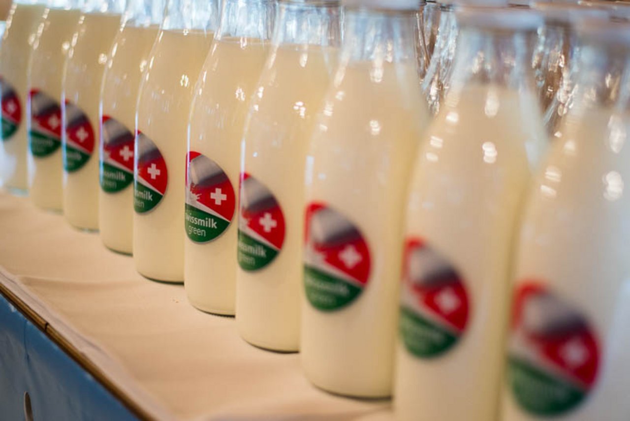 Das neue Label auf neuen Flaschen: So sieht "Swissmilk green" im Einsatz aus (Bilder hja)