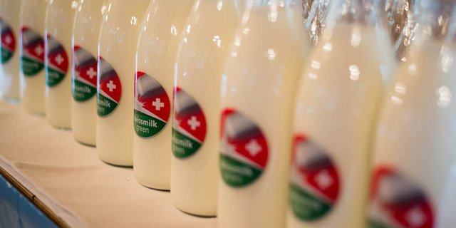 Das neue Label auf neuen Flaschen: So sieht "Swissmilk green" im Einsatz aus (Bilder hja)